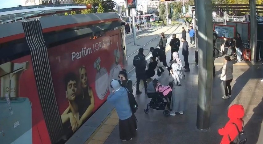 Güvenlik görevlisi genç kızı tramvayın altında kalmaktan son anda kurtardı: O anlar kameraya yansıdı