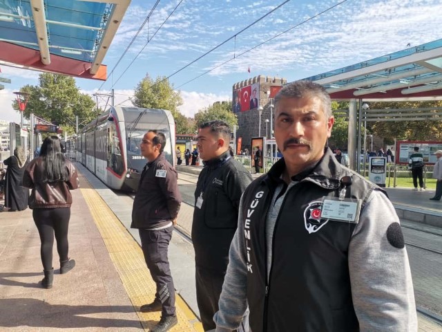 Güvenlik görevlisi genç kızı tramvayın altında kalmaktan son anda kurtardı: O anlar kameraya yansıdı