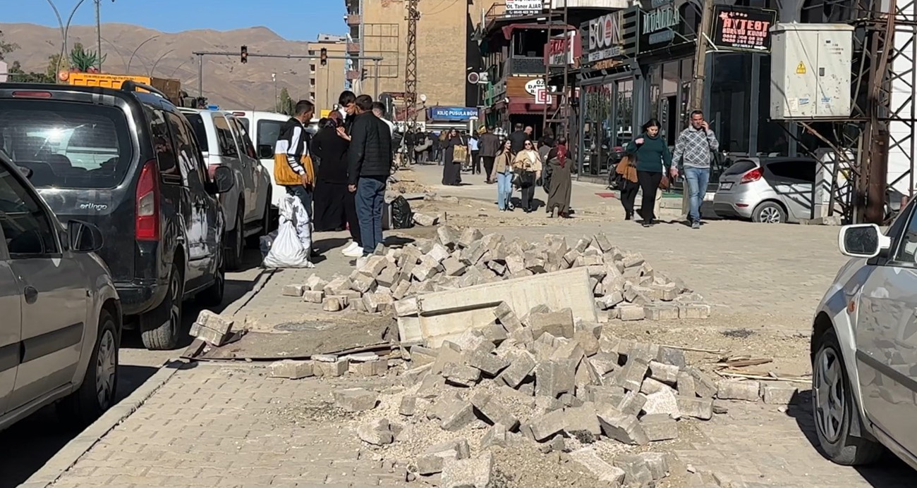 Yüksekova’da kaldırımlar adeta köstebek yuvasına döndü