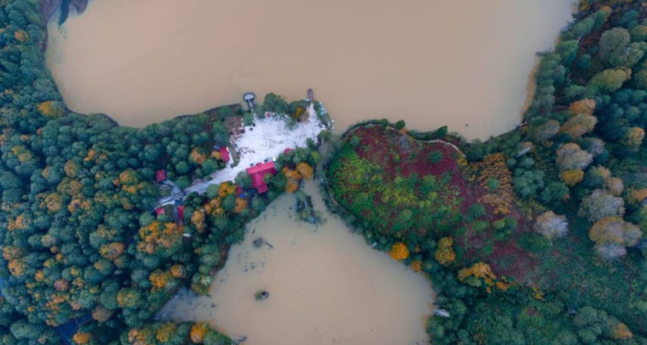 Borçka Karagöl'e en çok sonbahar renkleri yakışıyor