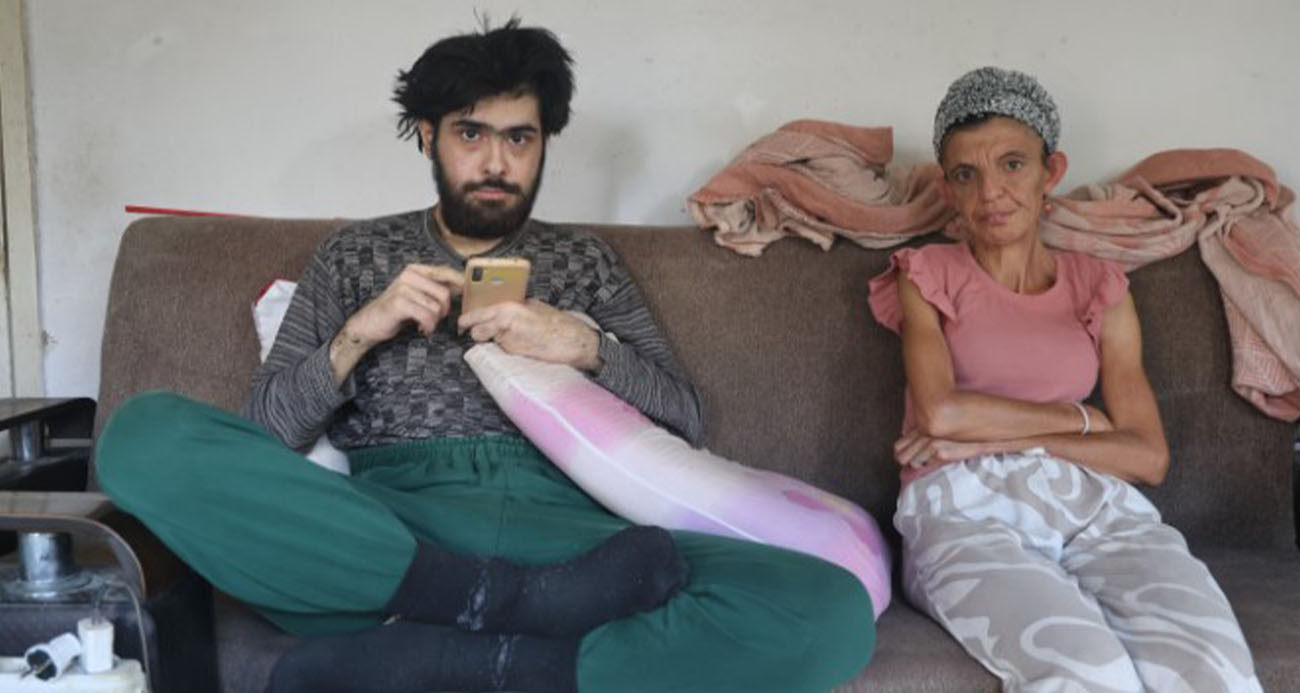 Eve ve sanal dünyaya bağımlı hale gelen genç, annesine acı çektiriyor