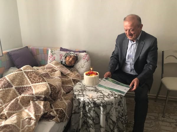 Kaymakam 2 padişah, 12 cumhurbaşkanı ve 27 başbakan gören çınara pasta kesti