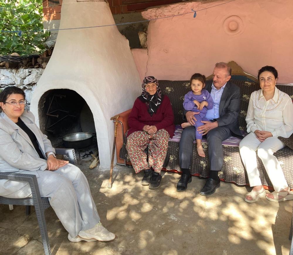 Kaymakam 2 padişah, 12 cumhurbaşkanı ve 27 başbakan gören çınara pasta kesti