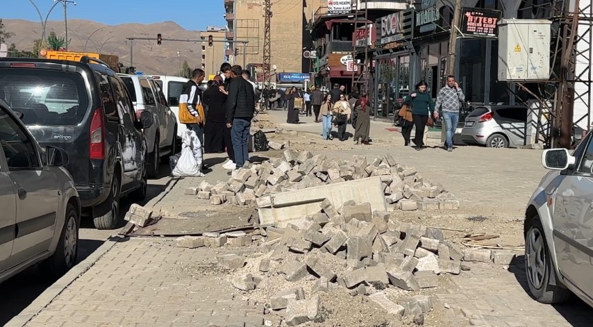 Yüksekova’da kaldırımlar adeta köstebek yuvasına döndü