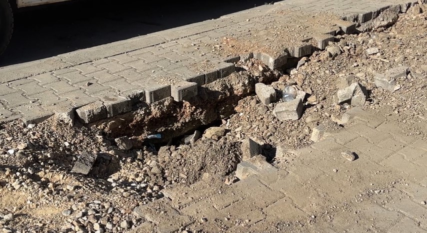 Yüksekova’da kaldırımlar adeta köstebek yuvasına döndü