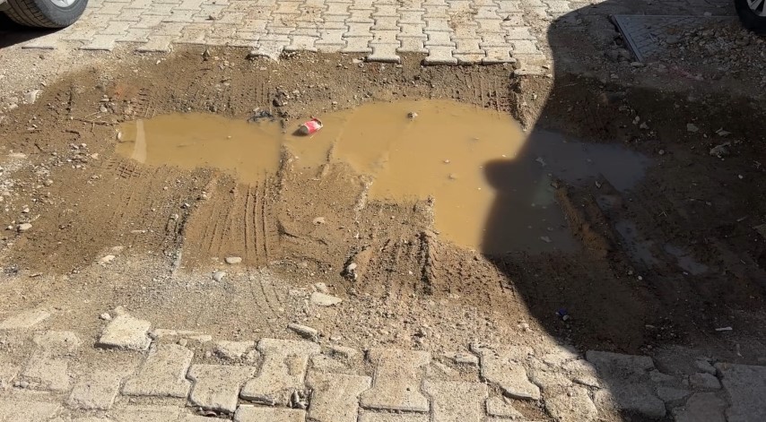 Yüksekova’da kaldırımlar adeta köstebek yuvasına döndü