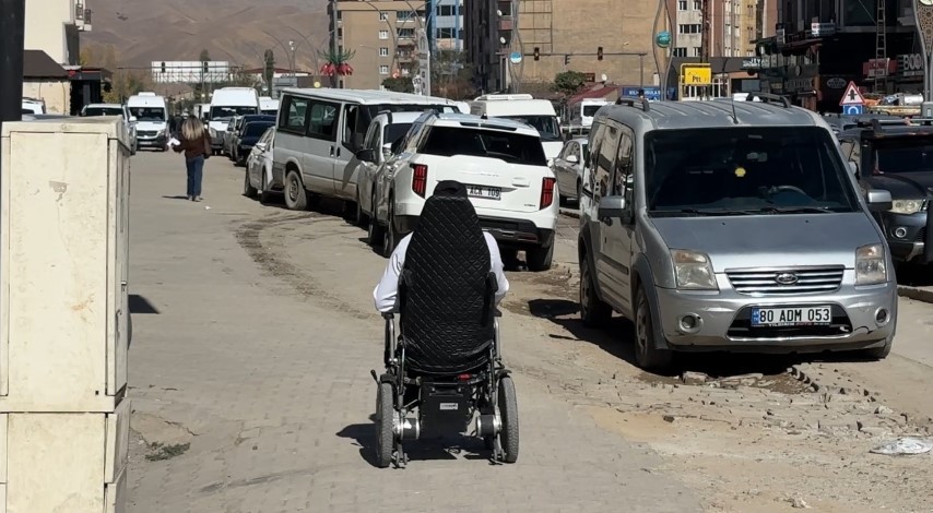 Yüksekova’da kaldırımlar adeta köstebek yuvasına döndü