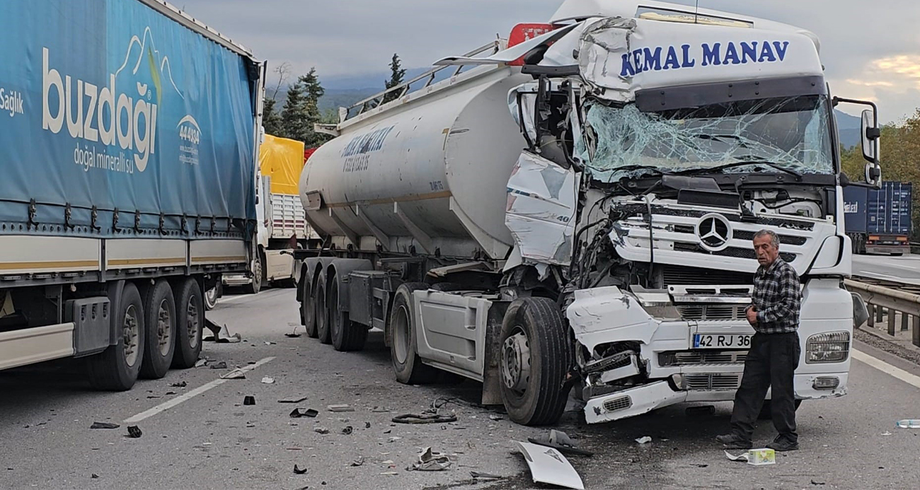Otoyolda kaza: Hurdaya dönen tırdan burnu bile kanamadan çıktı
