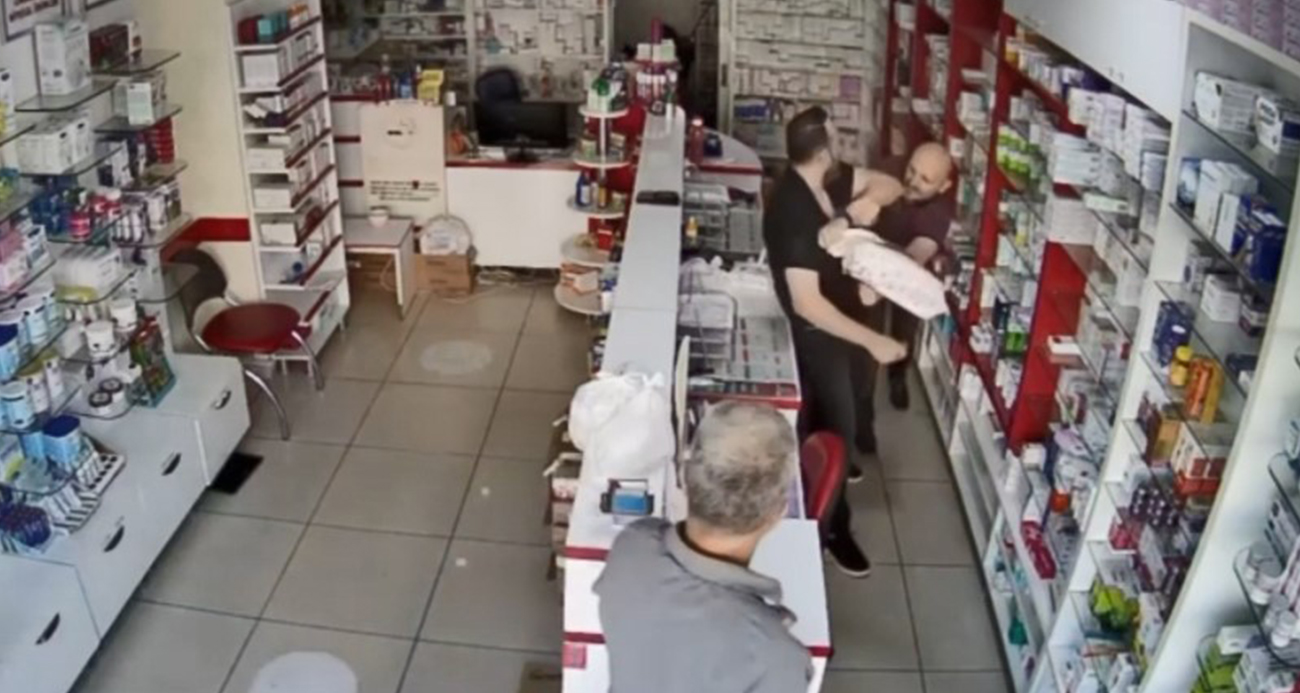 Mersin’de muadil ilaç verdiği için eczacı kalfasının kafasını sopayla yaran saldırgan, cebinden çıkardığı bıçakla üzerine saldırdı