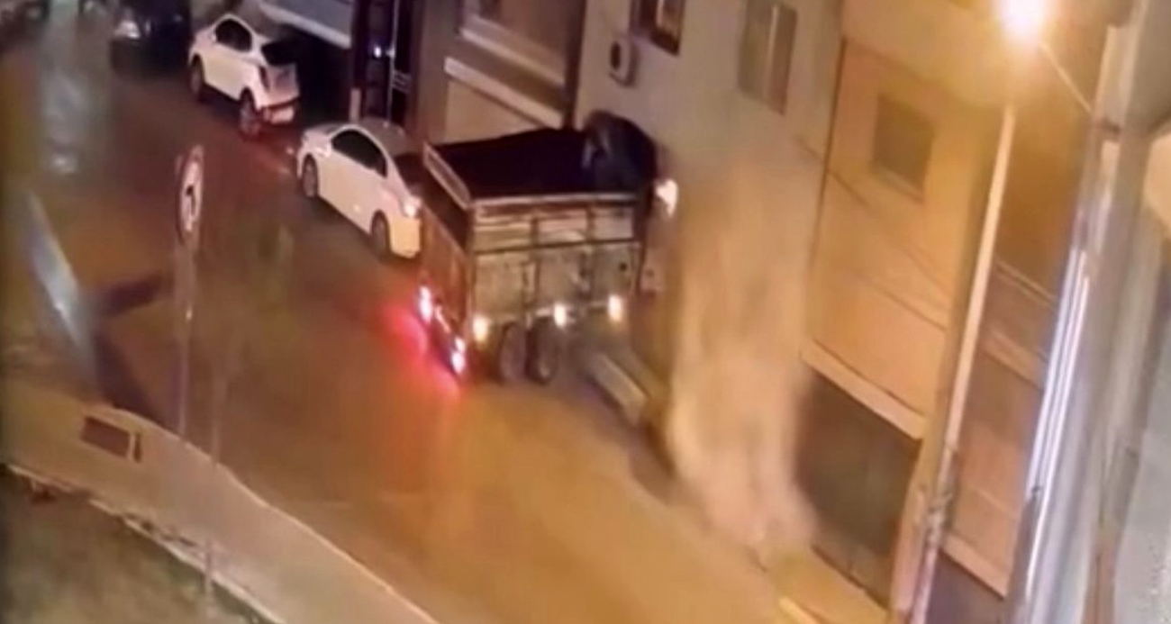 İzmir’de freni boşalan kamyon duvarı yıkıp eve girdi