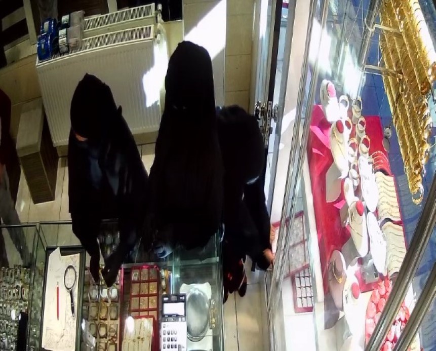 İkisi oyaladı, biri vitrindeki milyonluk altın yüzükleri çaldı