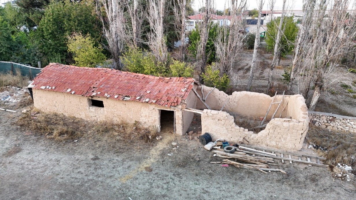 Eskişehir’de 14 yıl sonra ahırdan çıkarılan cesedin gömüldüğü yer görüntülendi