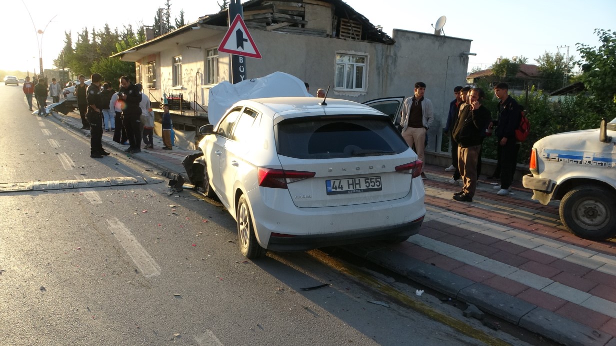 Otomobilin çarptığı araç savrularak evin balkonuna girdi: 2’si çocuk 3 yaralı