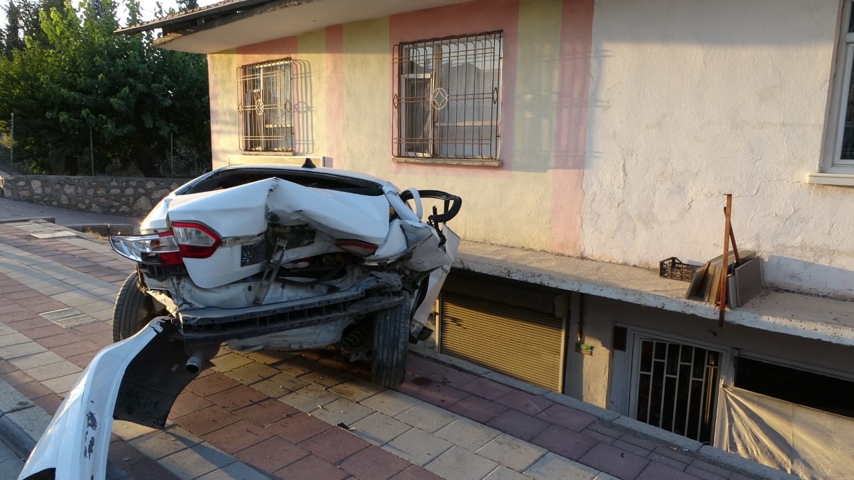 Otomobilin çarptığı araç savrularak evin balkonuna girdi: 2’si çocuk 3 yaralı