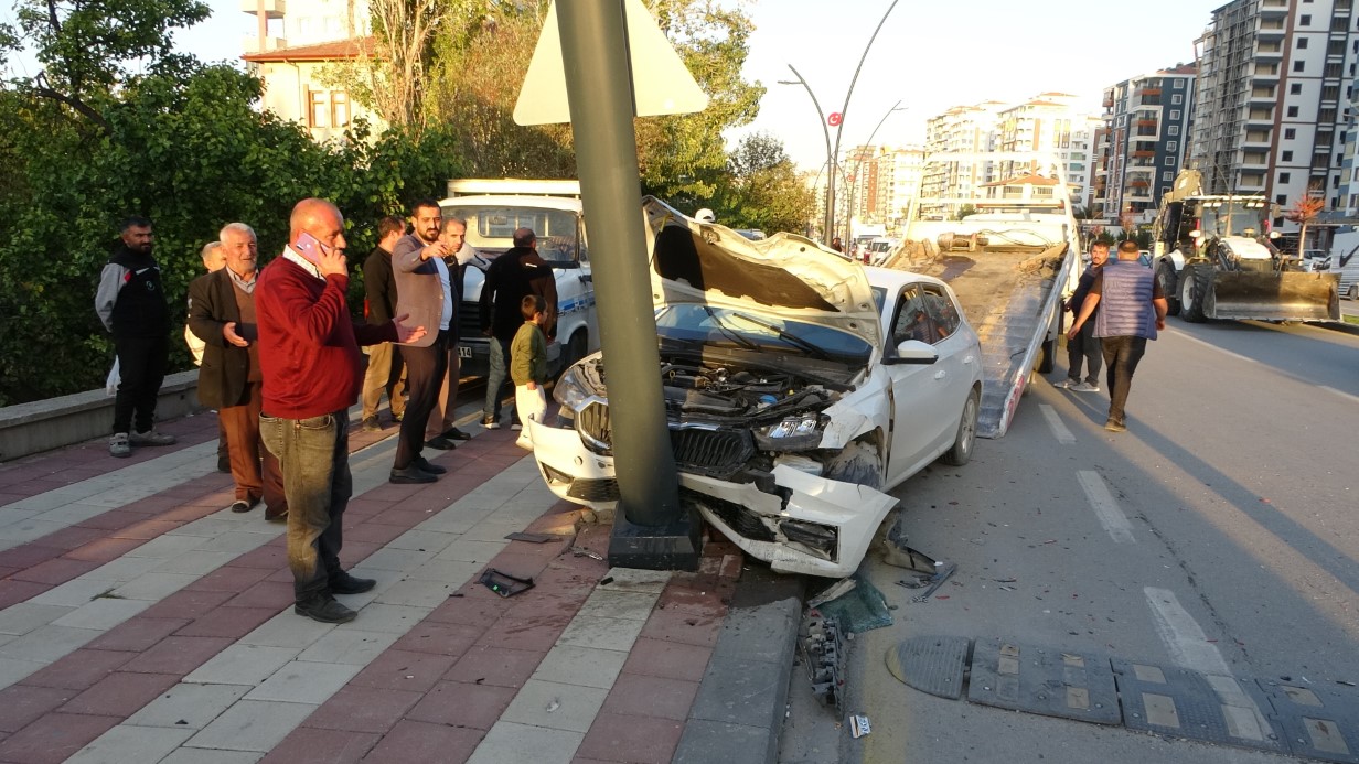 Otomobilin çarptığı araç savrularak evin balkonuna girdi: 2’si çocuk 3 yaralı