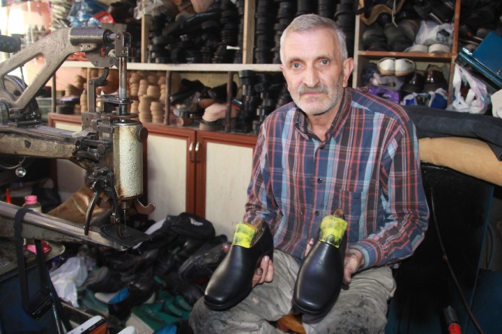 40 yıllık ayakkabı ustası, deriyi ateşle canlandırıyor