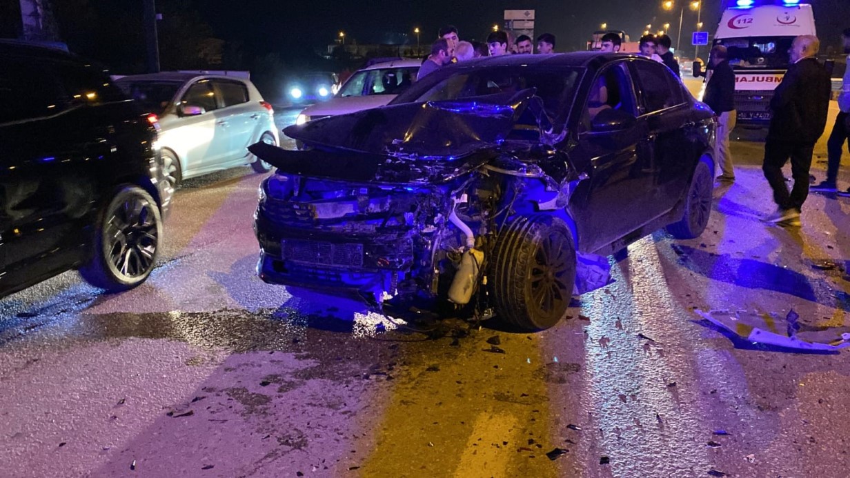 Bursa’da zincirleme kaza: 5 araç birbirine girdi, 3 kişi yaralandı