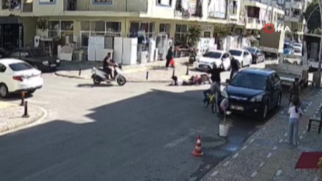Motosikletli, önüne çıkan motosiklete çarpmamak isterken yola savruldu