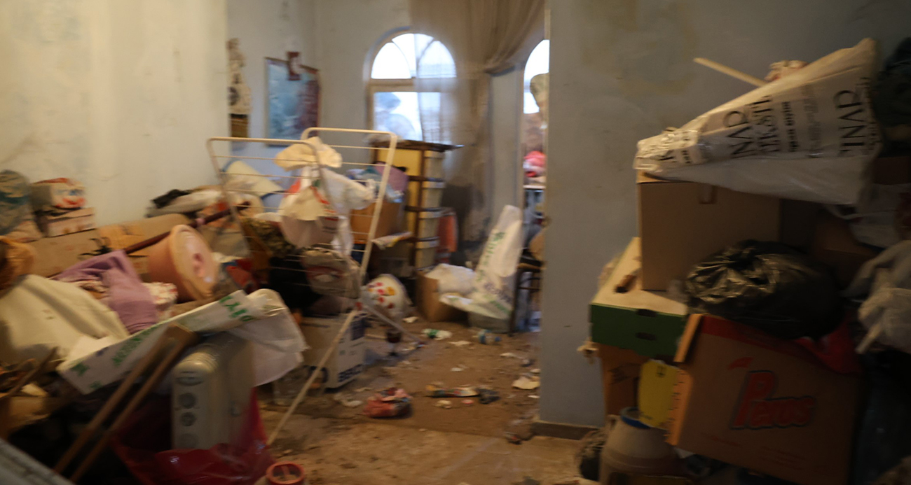 Annesinin cesediyle 1 ay yaşadı