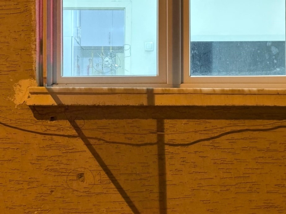 Kayseri'de kurşunlanan evin camından 2 kurşun içeri girdi