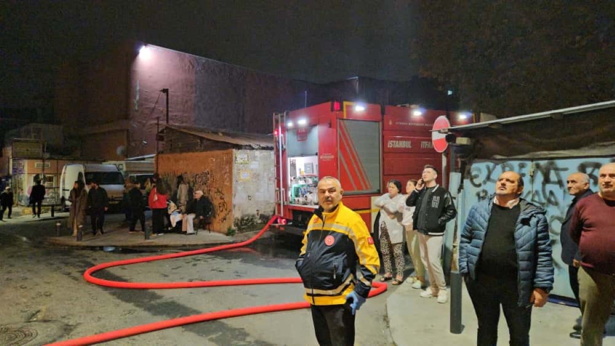 Beyoğlu’nda 4 katlı binanın çatısı alev alev yandı: Vatandaşlar tahliye edildi