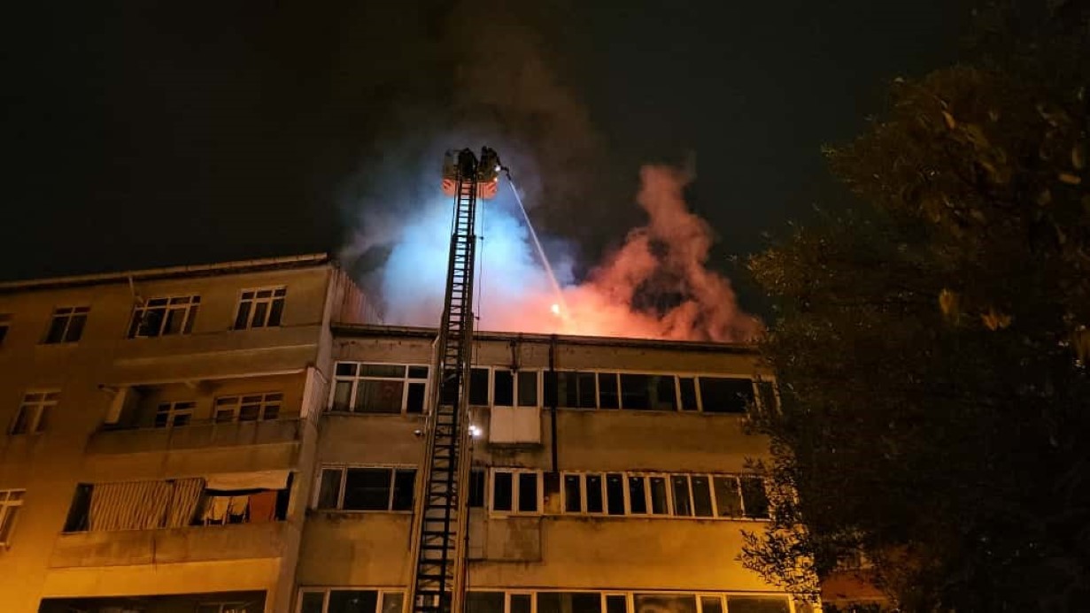 Beyoğlu’nda 4 katlı binanın çatısı alev alev yandı: Vatandaşlar tahliye edildi