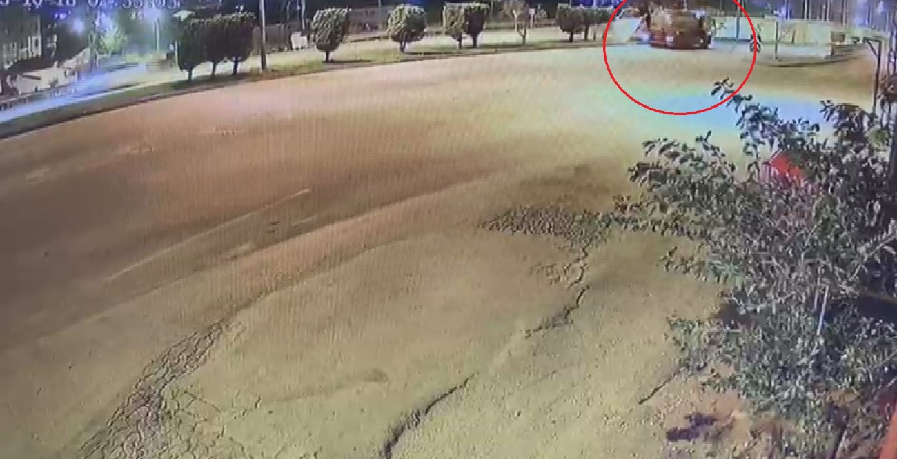 Su tankerine çarpan kamyonetin sürücüsünün öldüğü kaza anı kamerada