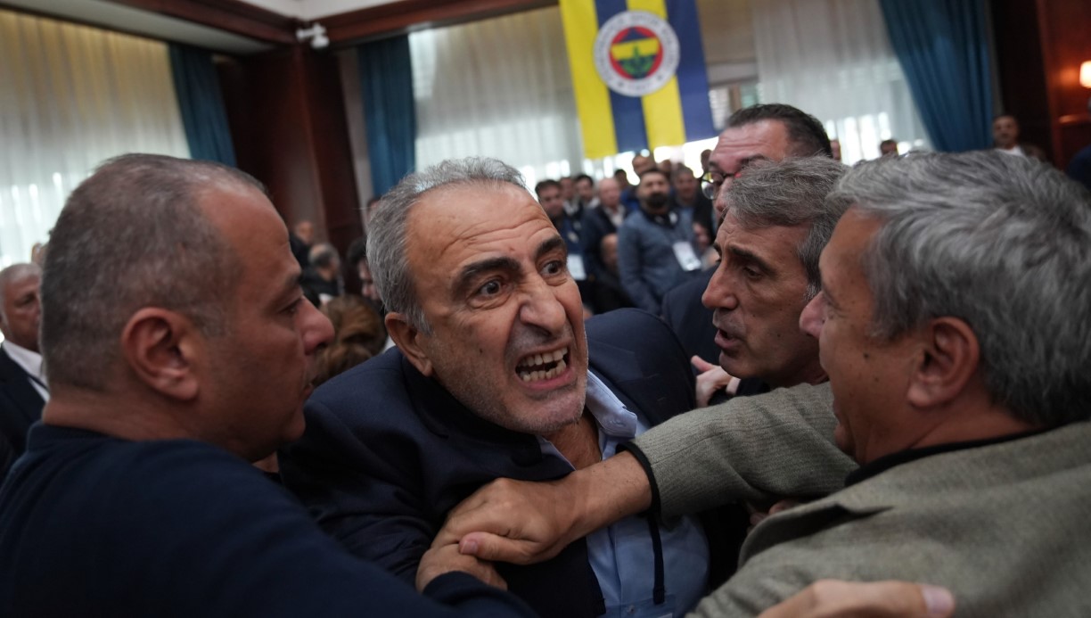 Fenerbahçe Yüksek Divan Kurulu Toplantısı’nda gerginlik