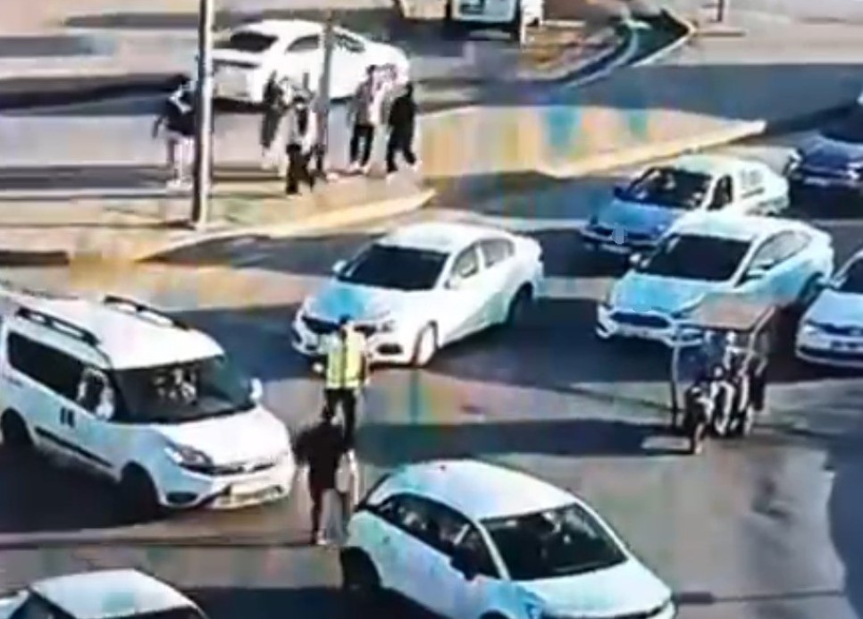 Trafikte polise sopayla saldıran şahıs tutuklandı