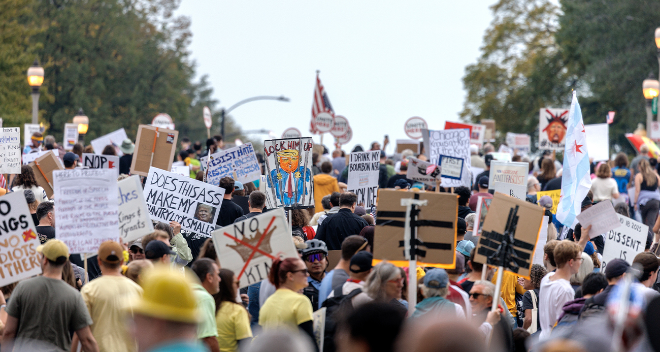 New York'ta on binlerce kişi "Krallara Hayır" protestolarında Trump yönetimini eleştirdi