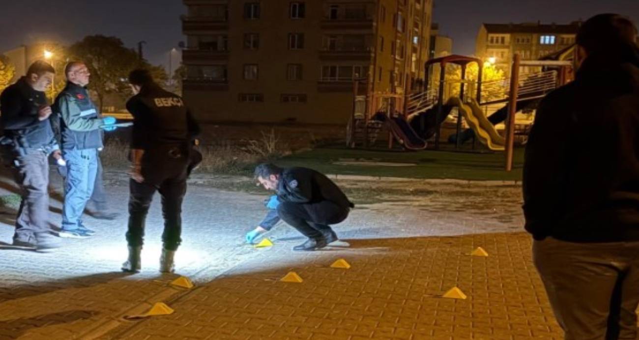 Kayseri'de kurşunlanan evin camından 2 kurşun içeri girdi