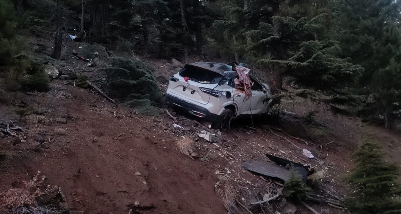 Dağ yolunda otomobil uçuruma yuvarlandı: 2 ölü