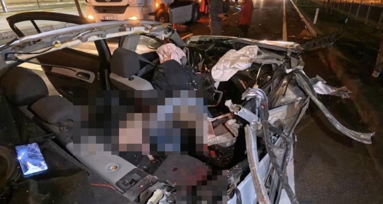 Otomobil tıra arkadan çarptı: 1 ölü 1 ağır yaralı