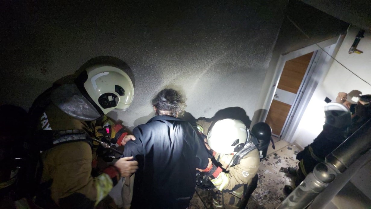 Alevlerin yükseldiği binada dumandan etkilenen vatandaşları itfaiye kurtardı