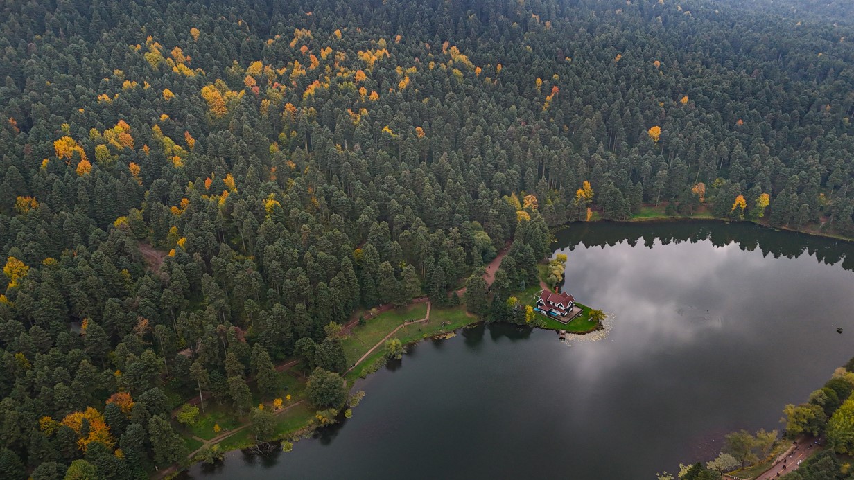 Gölcük Tabiat Parkı’nda sonbahar güzelliği mest etti
