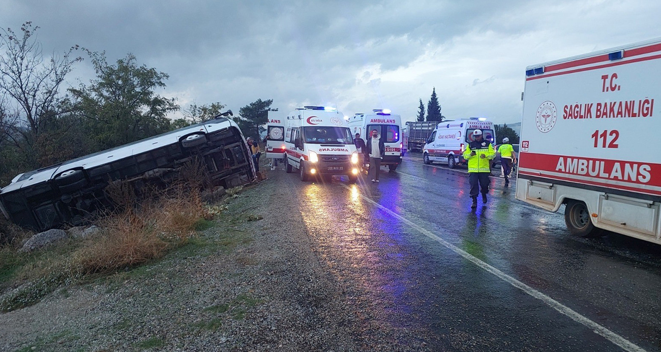 Buldan’dan İzmir’e dönen tur midibüsü şarampole yuvarlandı; 2 ölü 31 yaralı