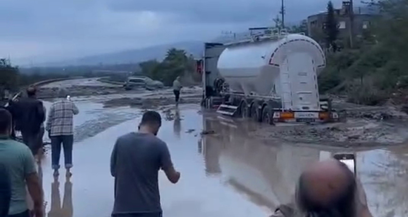 Hatay’da heyelanın kapattığı otoyolda ulaşım durdu