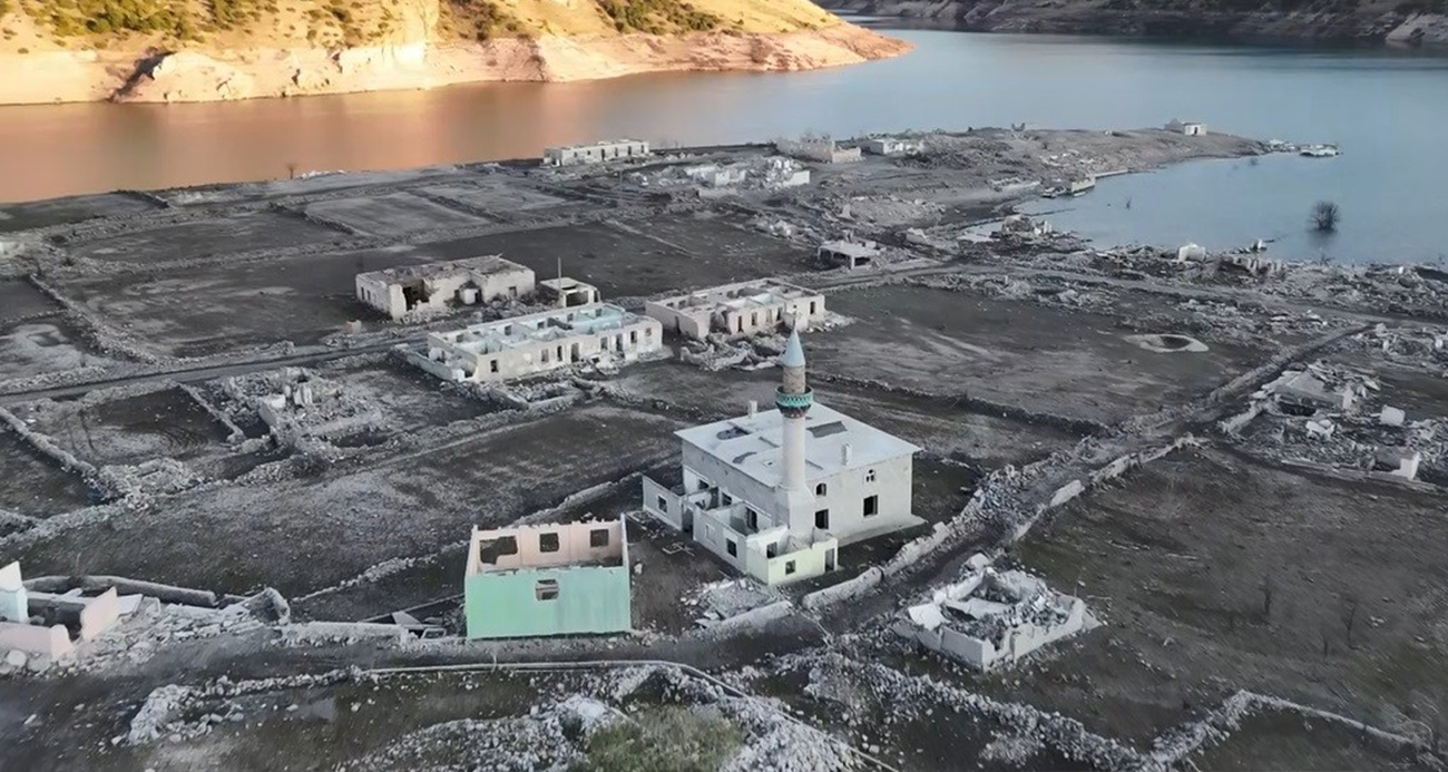 Kars’ta sular çekildi, eski köy ortaya çıktı