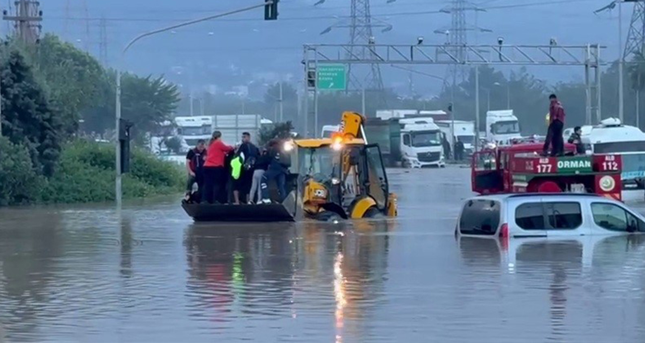 Hatay’da denizde hortum çıktı, karada etkili olan yağış sele neden oldu