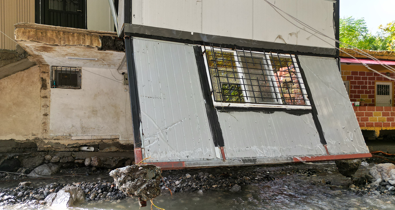 Hatay’da şiddetli yağış hayatı felç etti