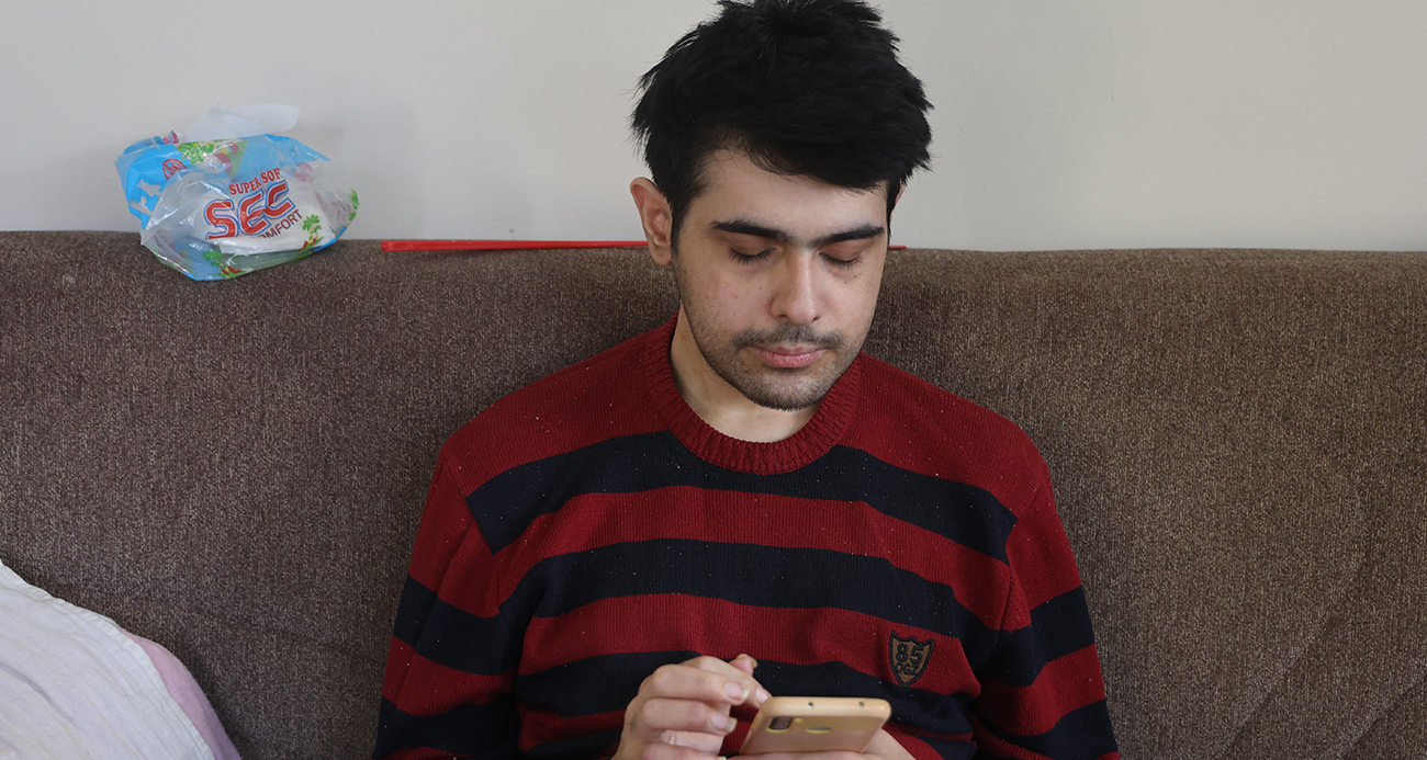 Telefon bağımlısı gençten ailelere tavsiye: "Küçükken çocuklara telefon vermeyin"