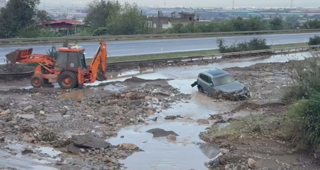 Heyelanın kapattığı otoyolda araçlar mahsur kaldı