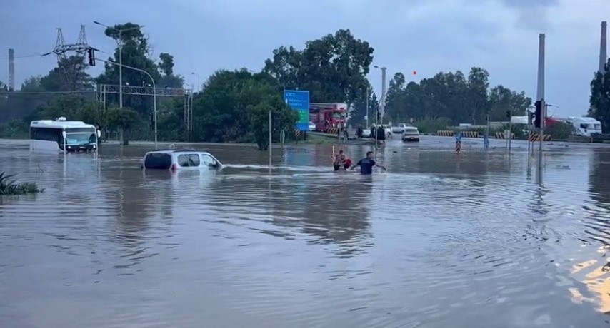 Hatay’da denizde hortum çıktı, karada etkili olan yağış sele neden oldu