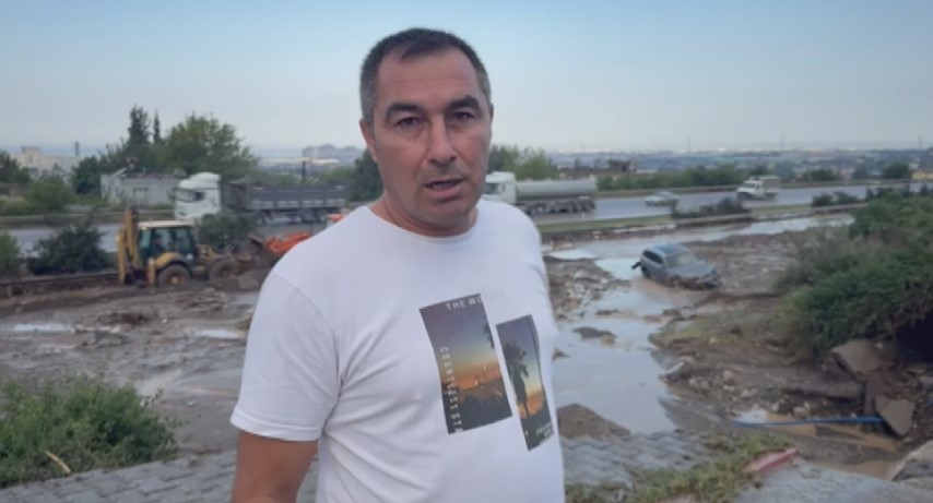Heyelanın kapattığı otoyolda araçlar mahsur kaldı