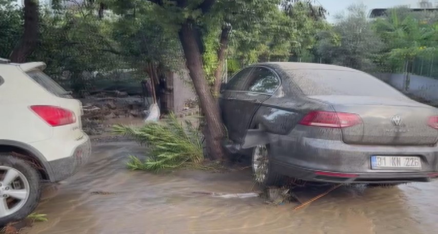 Heyelanın kapattığı otoyolda araçlar mahsur kaldı