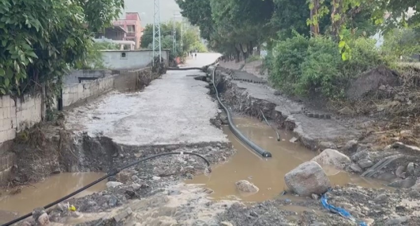 Heyelanın kapattığı otoyolda araçlar mahsur kaldı