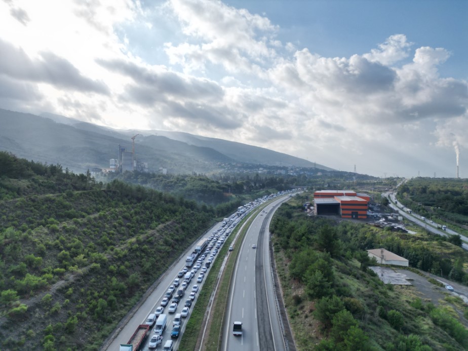 Heyelanın kapattığı yolda kilometrelerce araç kuyruğu oluştu