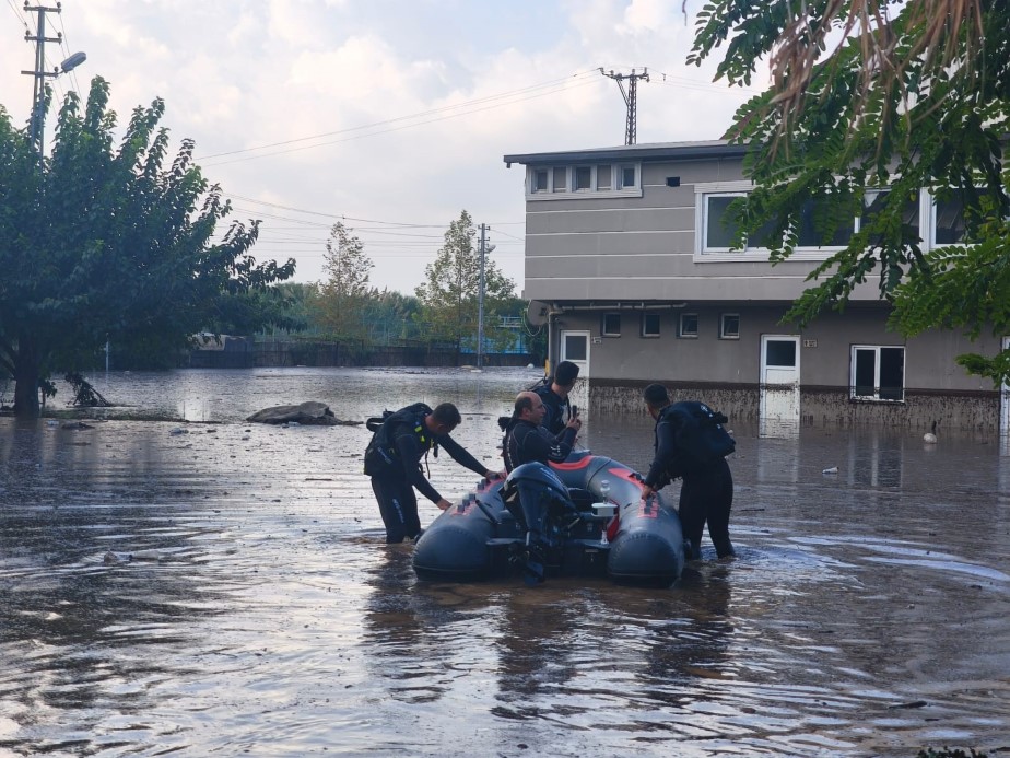 Sağanak yağışla evlerinde mahsur kalan vatandaşlar botla kurtarıldı