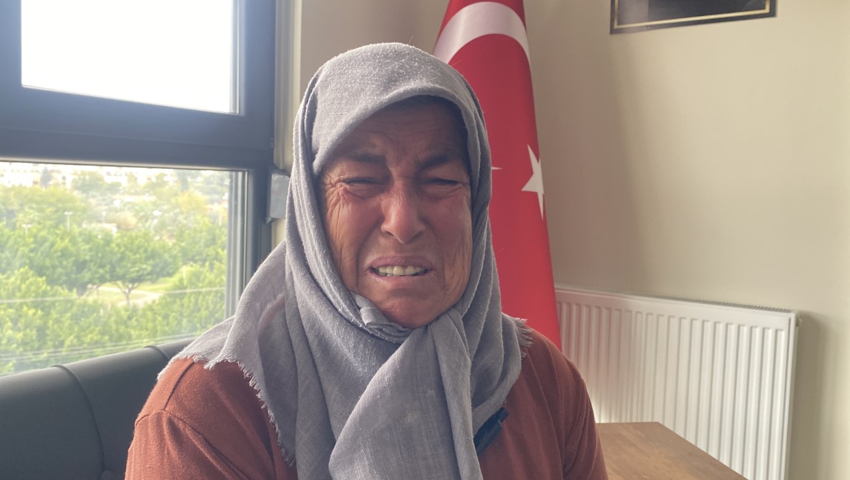 Oğlu bıçaklanarak öldürülen anne gözyaşları içinde adalet istedi: "Tarla gibi yapmış oğlumu"