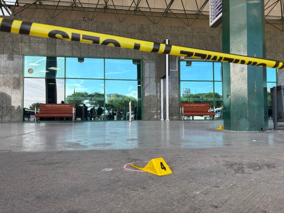 Otogarda etrafa rastgele ateş açan uzman çavuş bacağından vuruldu